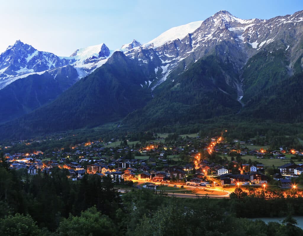 vue aérienne de Chamonix de nuit